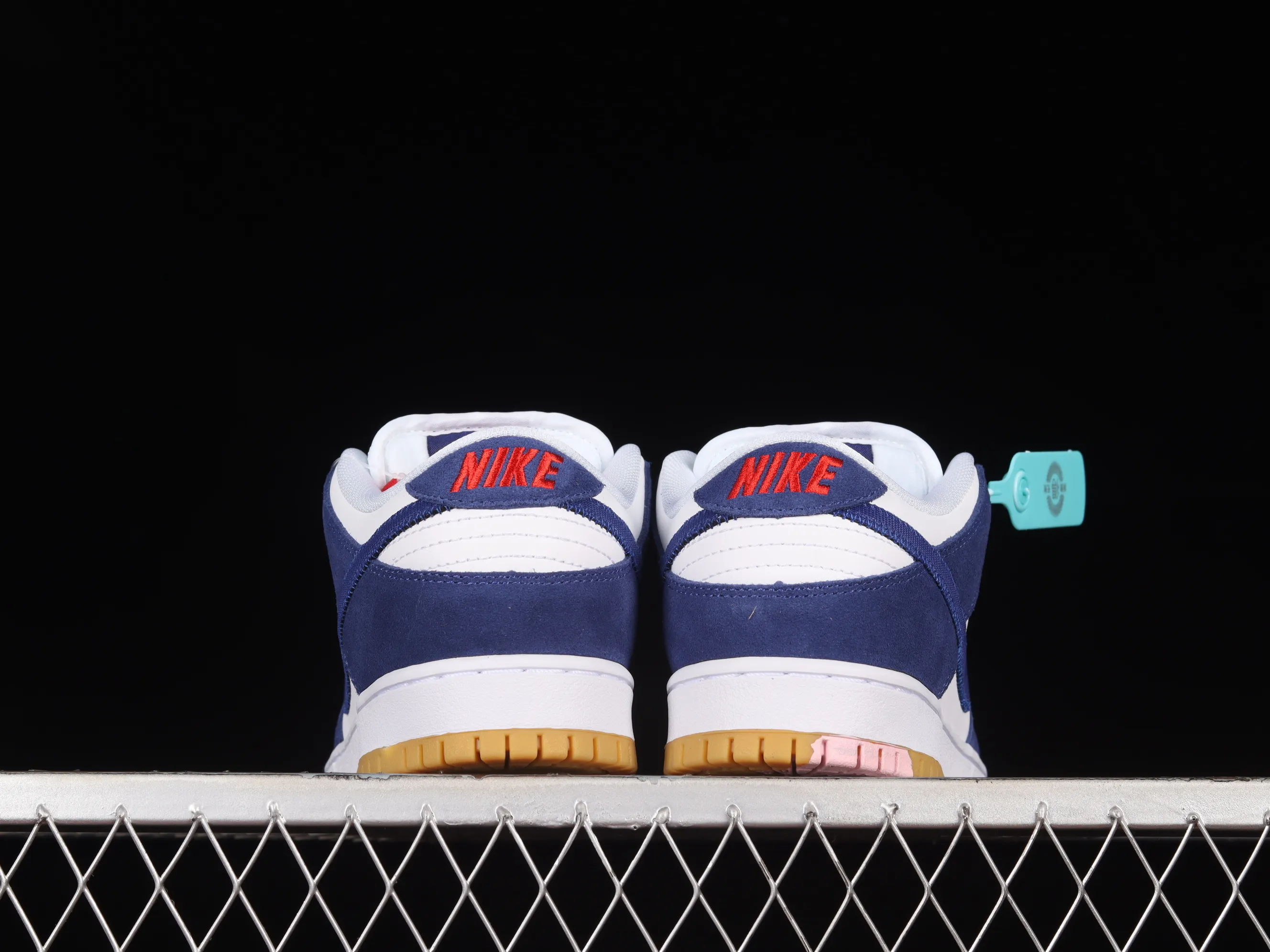All Categories Nk SB Dunk Series Nk SB Dunk Low Low-top Sneakers F Version Nk SB Dunk Low White and Blue Los Angeles Dodgers SB Smashing Backboard Fashion Casual Sneakers DO9395-400